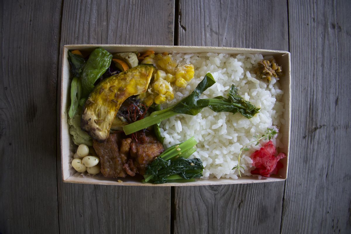 季節の野菜と玄米が詰められた菜食弁当
