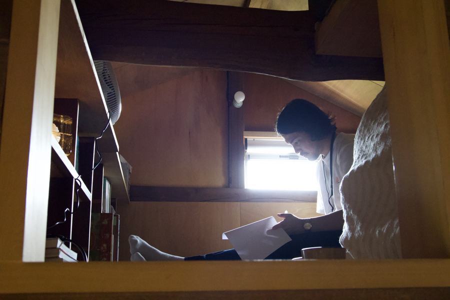 窓辺で静かに手元の紙に向き合う参加者