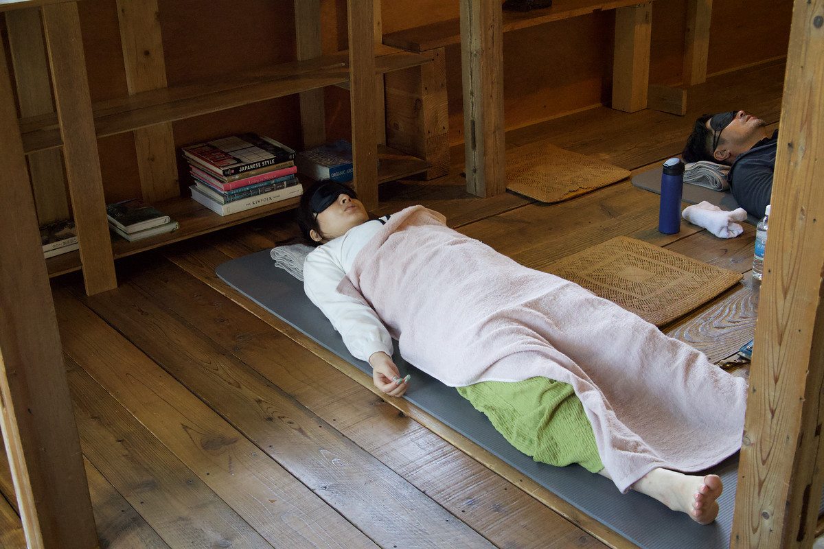 板の間で横になり、内側の感覚を確かめる時間