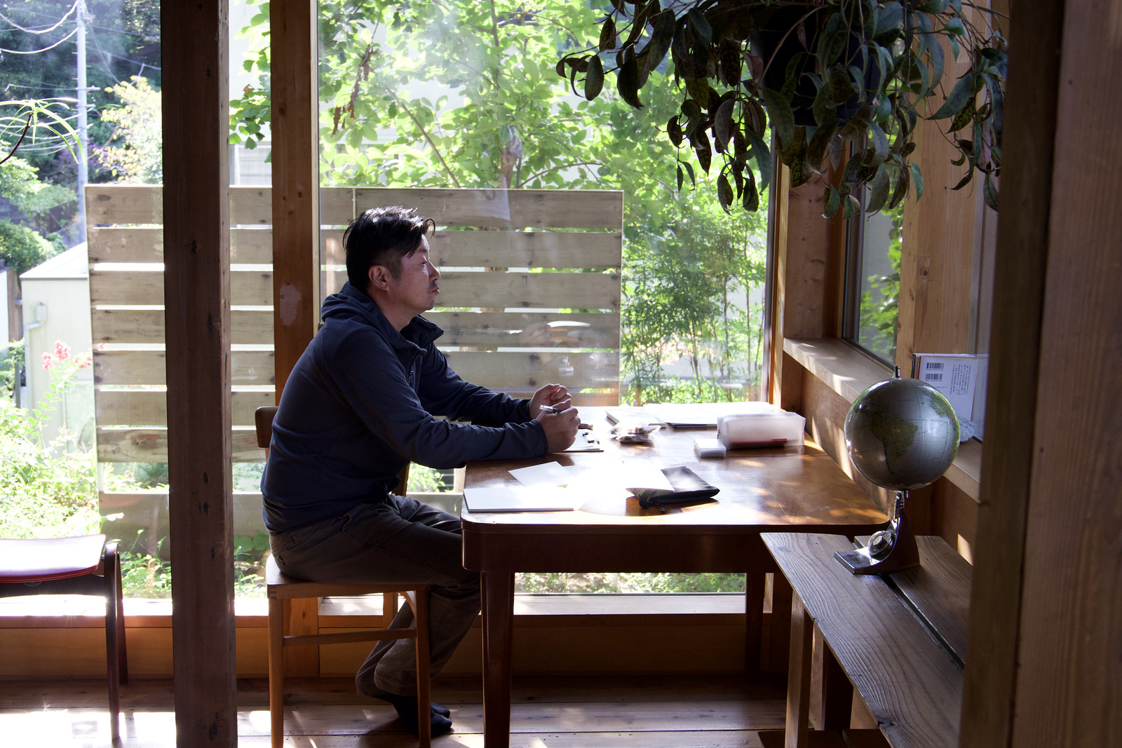 窓辺の机でひとり、自分の内側に向き合う参加者