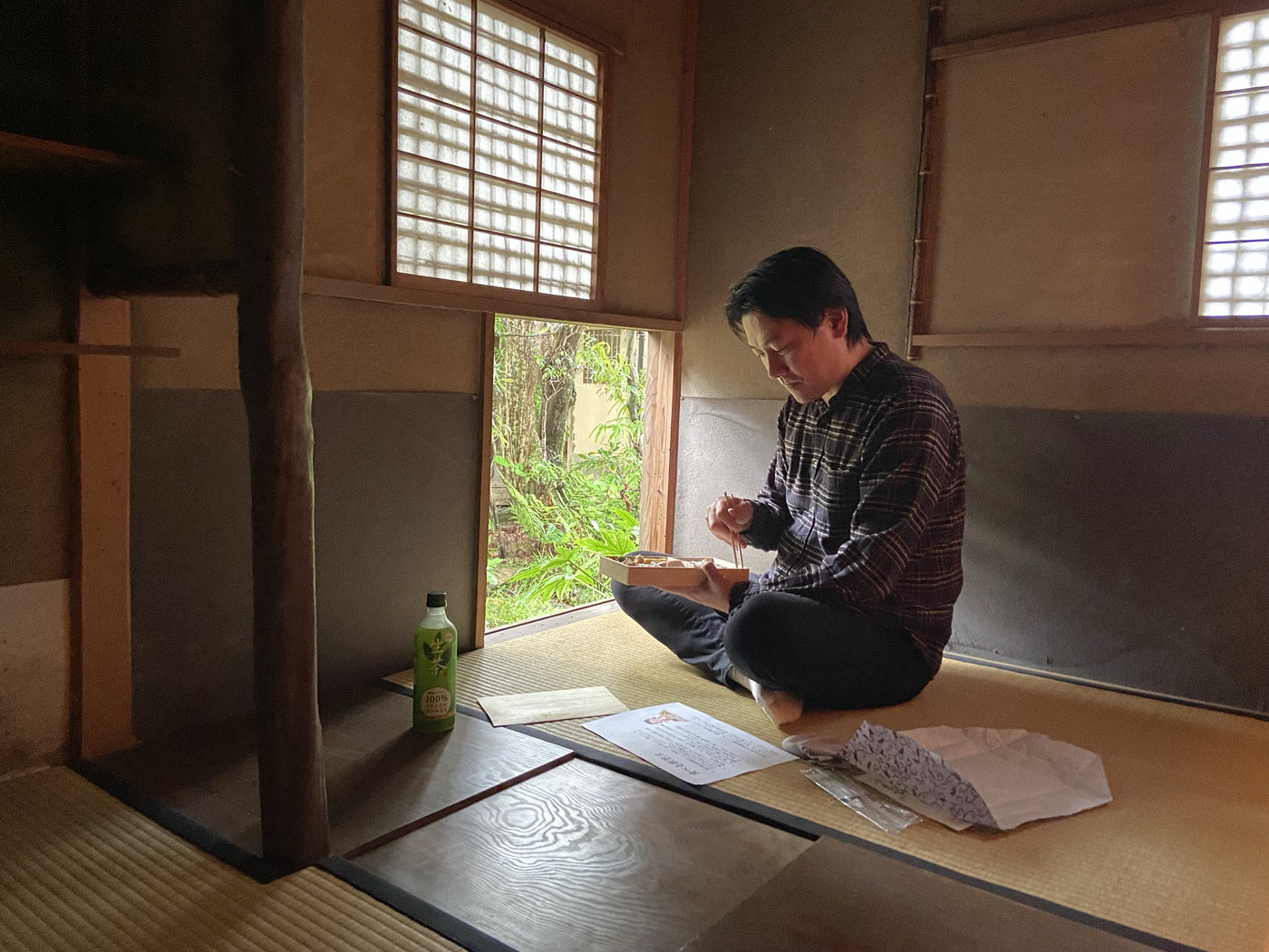 茶室の窓辺に座り、庭の光の中で過ごす