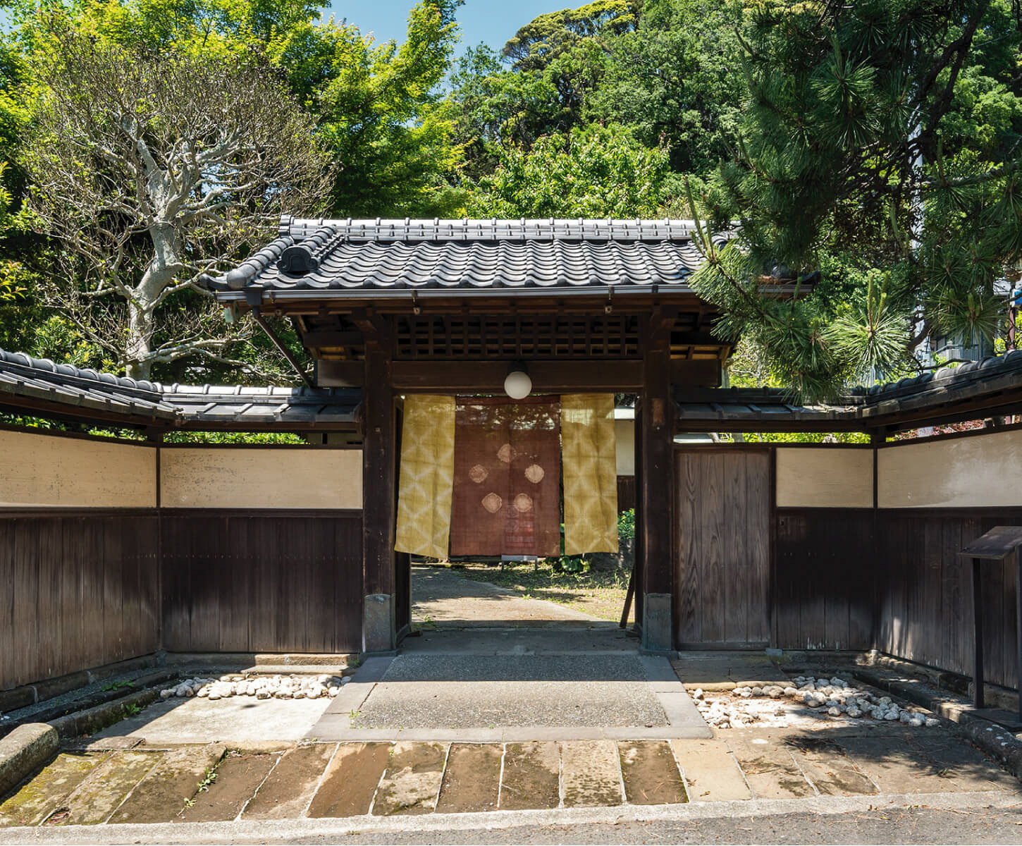 暖簾がかかる古民家の門